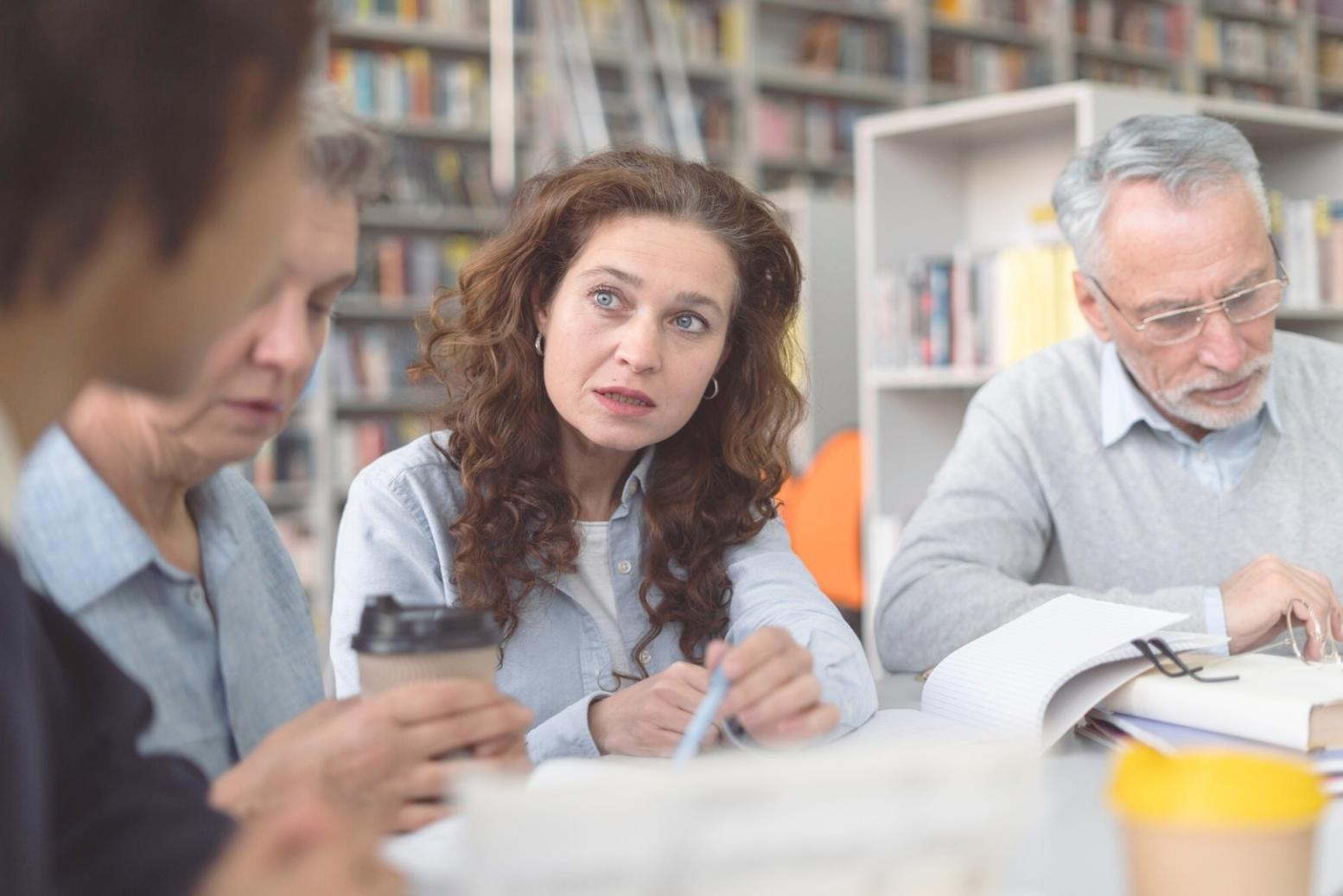 Atelier de formation en manucure avec outils professionnels