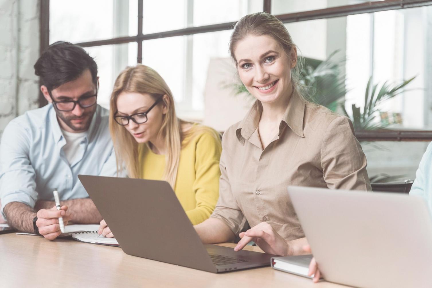 Techniques de manucure professionnelle en cours d'apprentissage